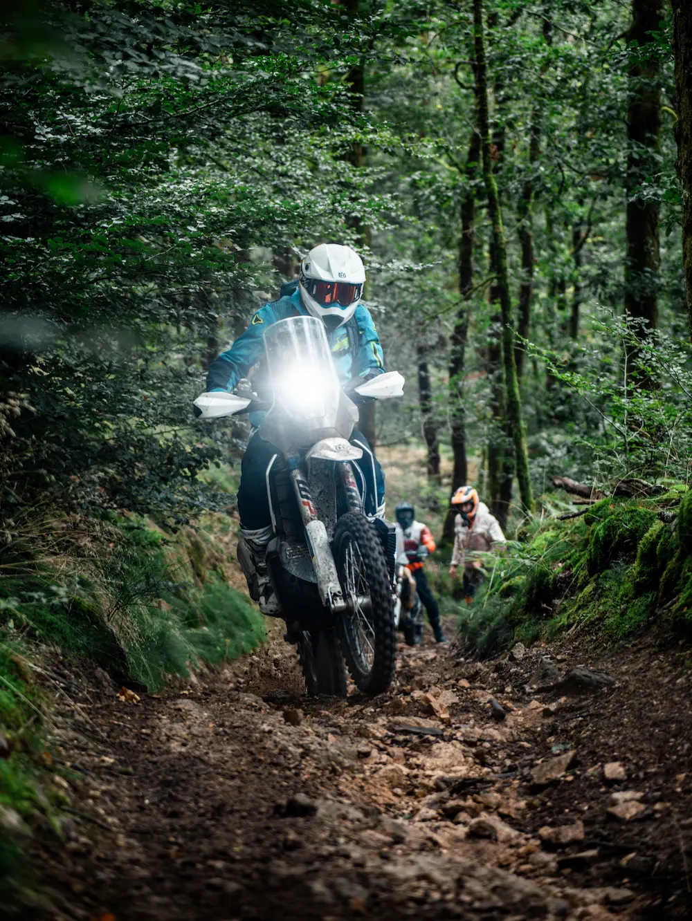 un participant Expérience Rallye en train de faire de l'enduro