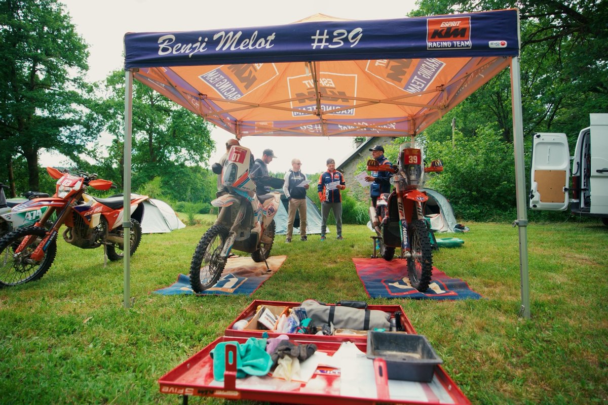 Benji Melot avec les participants d'une Expérience Rallye