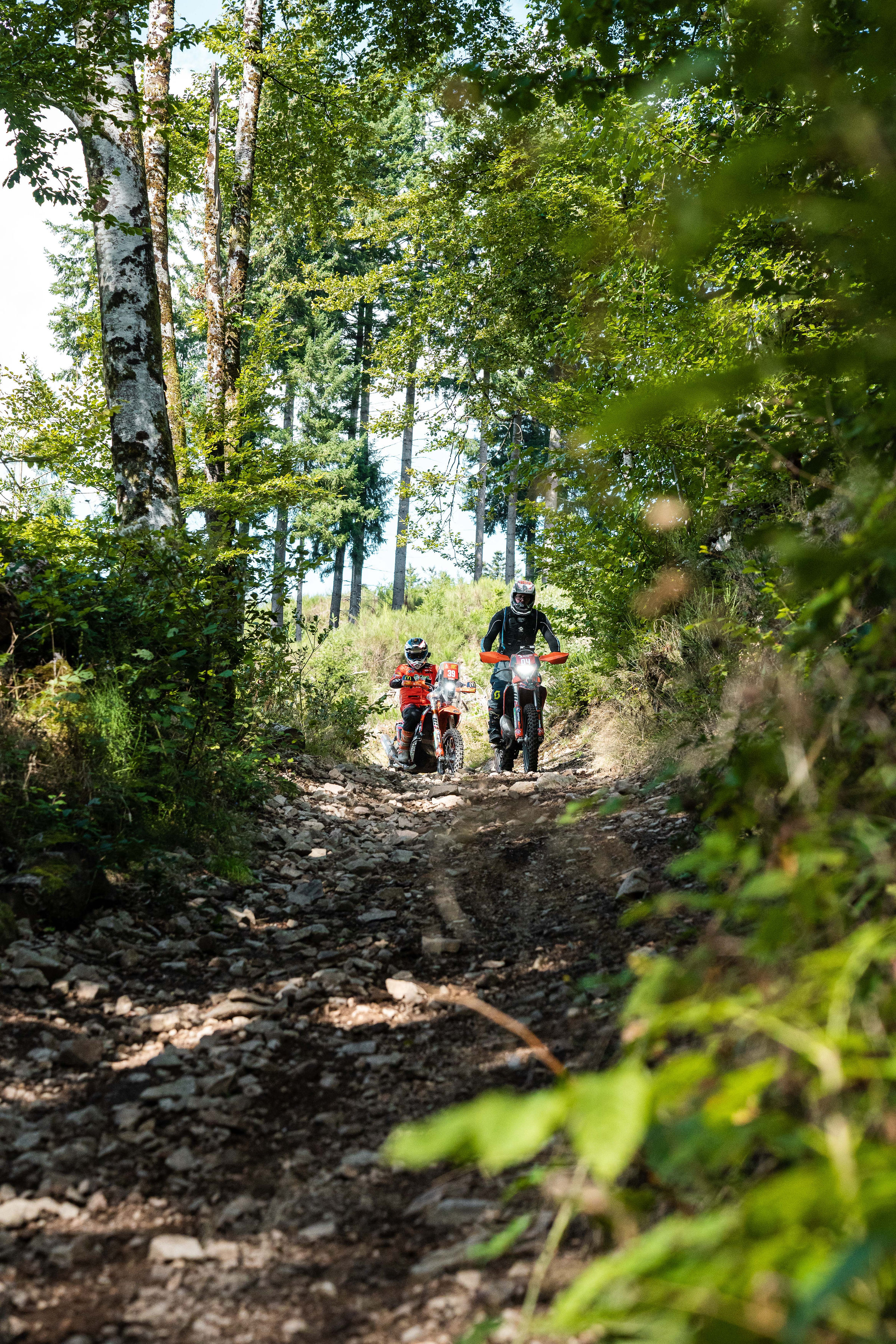 un participant Expérience Rallye en train de faire de l'enduro